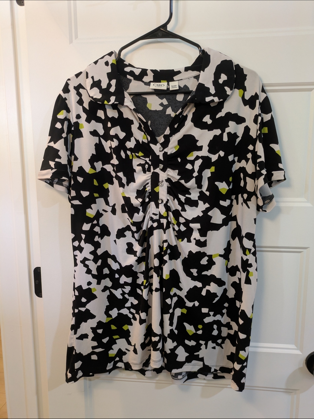🔴 3/$15  Cato Black, White & Lime Abstract Short Sleeve Top